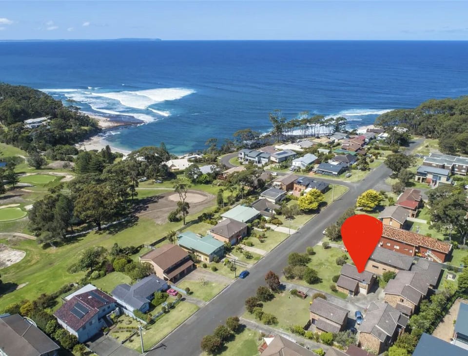 Location is a short stroll to Collers Beach