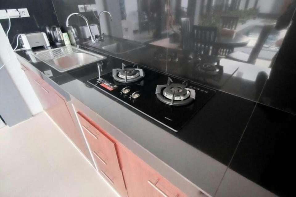 Deluxe Double Room | Private kitchen | Coffee/tea maker, electric kettle