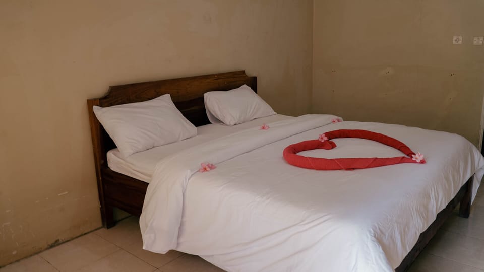 Basic Double Room | Free WiFi, bed sheets