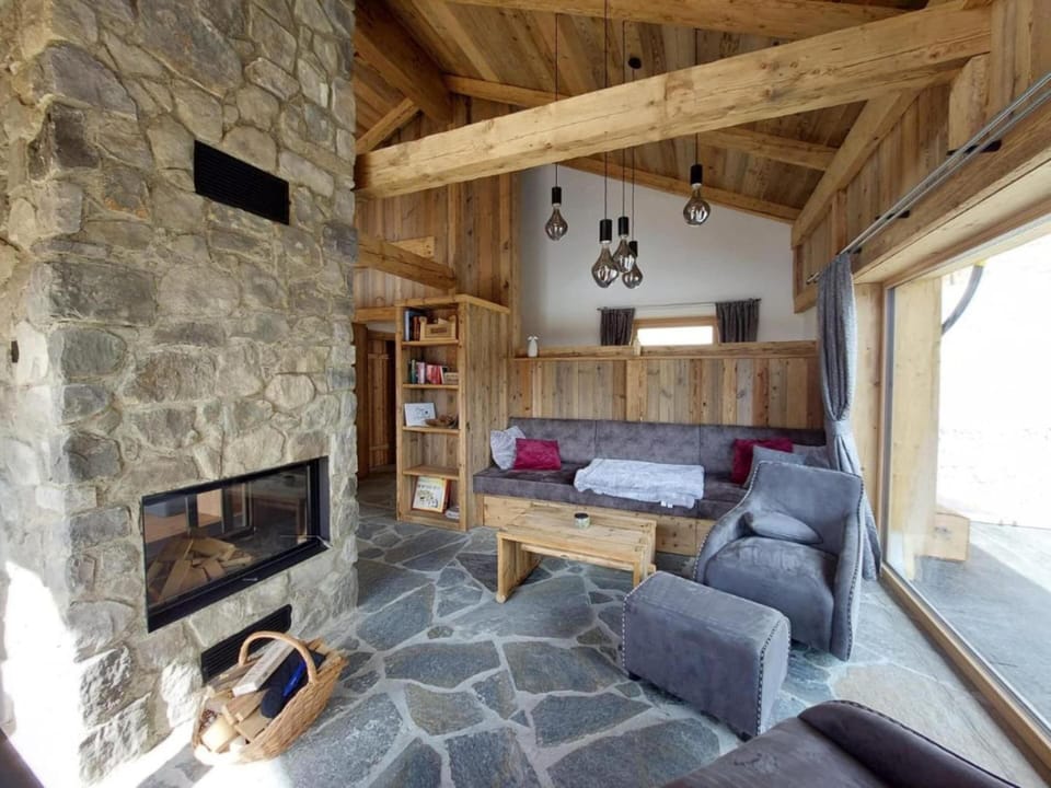 Chalet | Living room | Fireplace