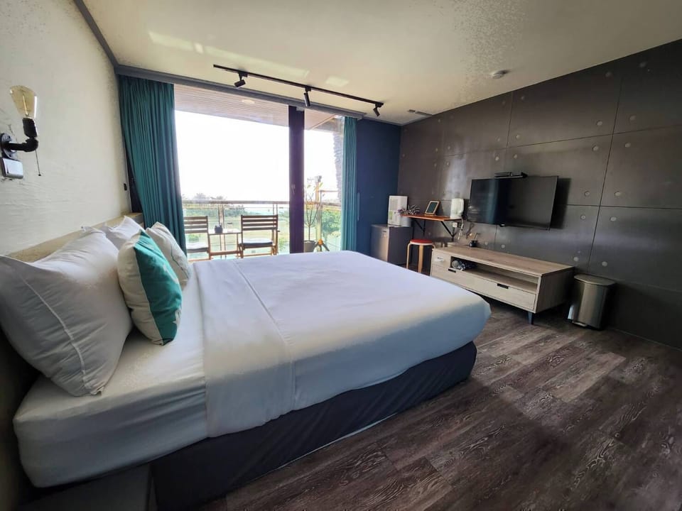 Deluxe Double Room, 1 Bedroom, Balcony, Bay View | Hypo-allergenic bedding, blackout drapes, soundproofing, free WiFi
