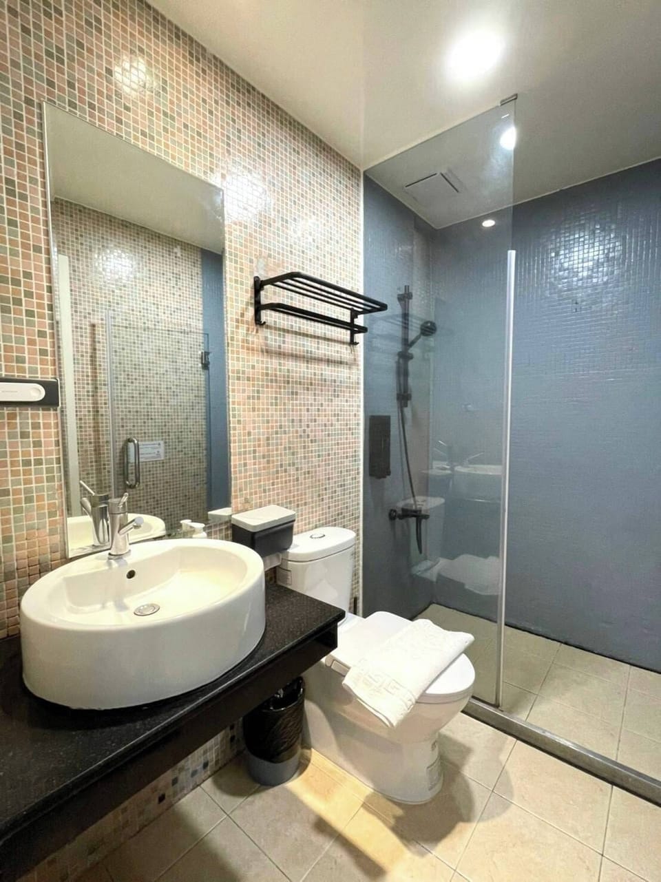 Deluxe Double Room, 1 Bedroom, Balcony, Bay View | Bathroom | Shower, eco-friendly toiletries, hair dryer, slippers