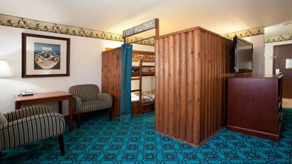 Suite, Multiple Beds | Hypo-allergenic bedding, desk, iron/ironing board