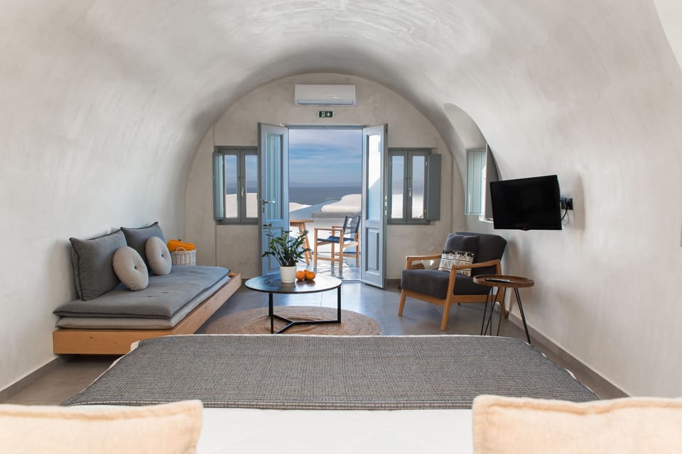 Honeymoon Suite with Sea View and Jetted tub | Premium bedding, in-room safe, soundproofing, iron/ironing board