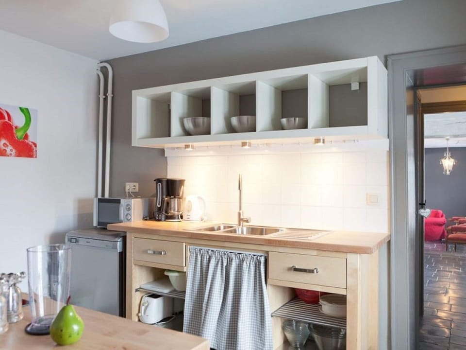 Bungalow | Private kitchen | Fridge, electric kettle, highchair