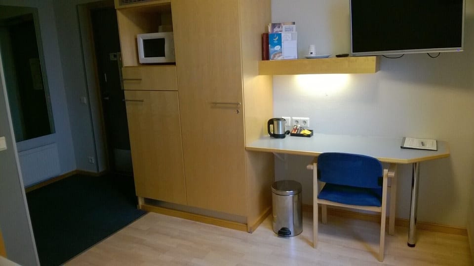 Basic Single Room | Desk, laptop workspace, soundproofing, free WiFi
