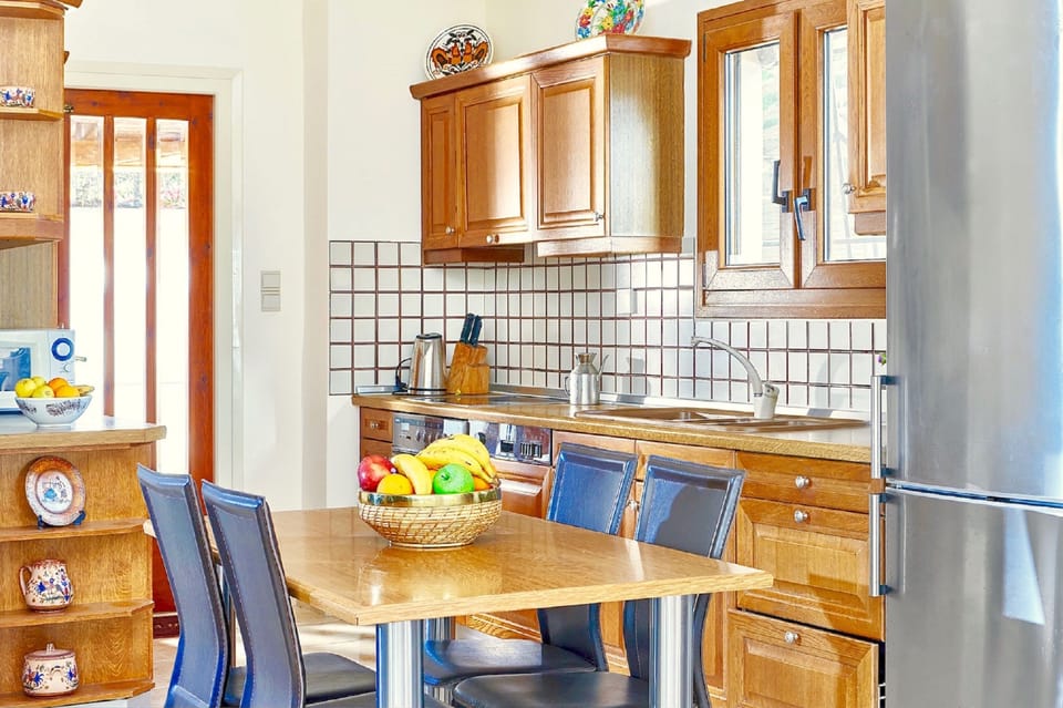 Family Villa | Private kitchen | Full-size fridge, microwave, oven, stovetop