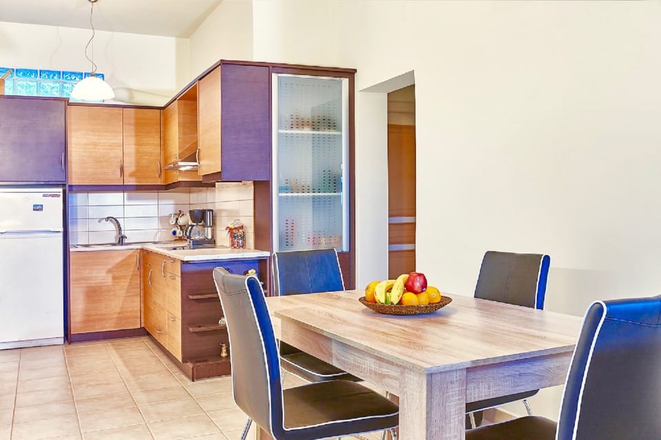 Family Villa | Private kitchenette | Full-size fridge, microwave, oven, stovetop