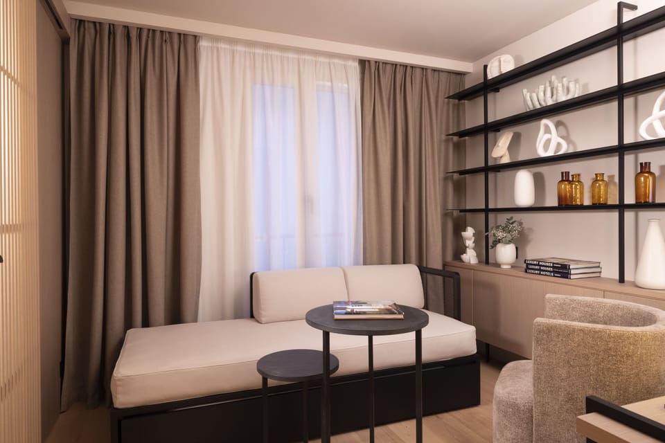 Deluxe Room | Desk, laptop workspace, blackout drapes, soundproofing