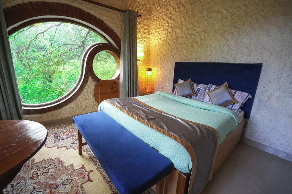 Romantic Cabin | Blackout drapes, soundproofing, iron/ironing board, free WiFi