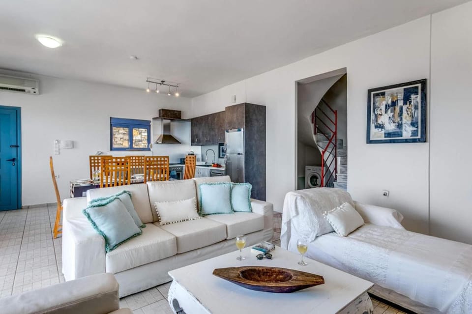 Luxury Villa | Living area | 45-inch Smart TV with satellite channels, TV