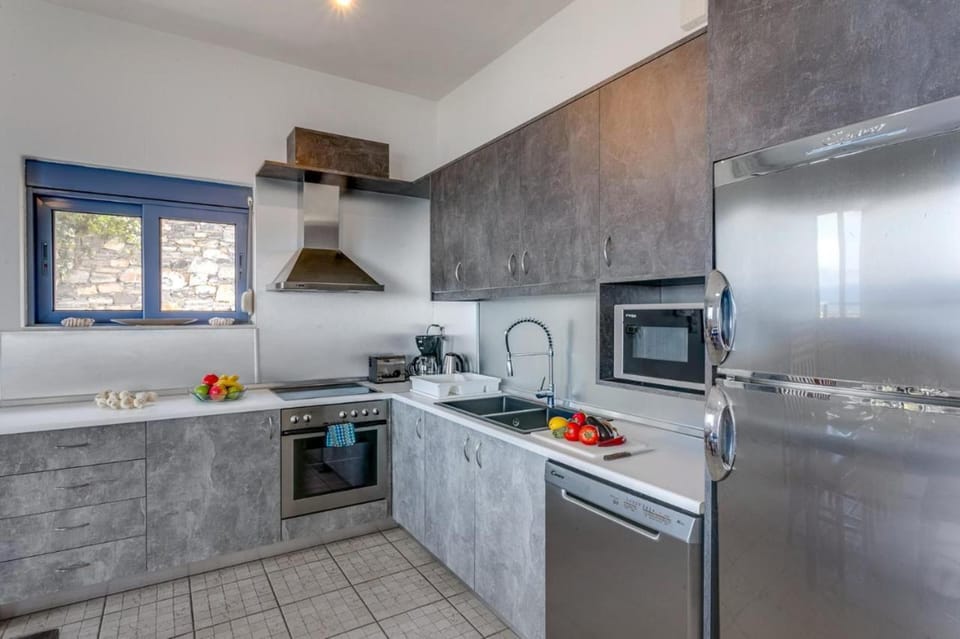 Luxury Villa | Private kitchen | Full-size fridge, microwave, oven, stovetop