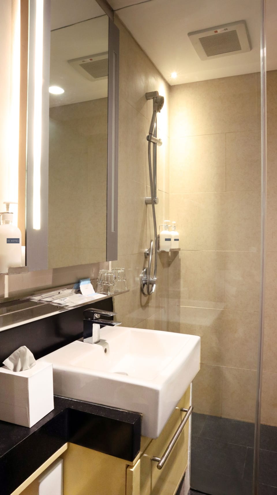 Shower, rainfall showerhead, free toiletries, hair dryer