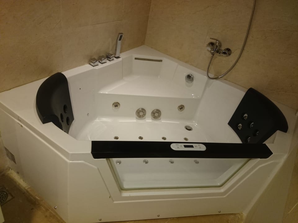 Presidential Suite | Bathroom | Free toiletries, hair dryer, towels