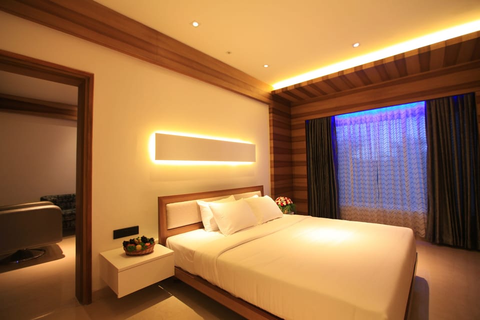 Luxury Suite | 1 bedroom, minibar, in-room safe, desk