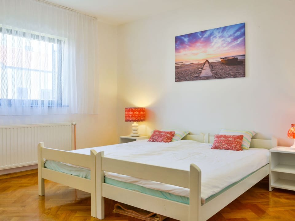 House | 3 bedrooms, individually furnished, iron/ironing board, bed sheets