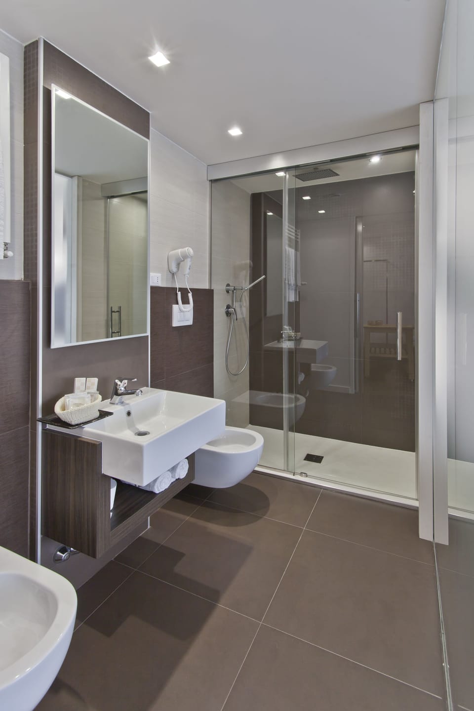 Deluxe Double Room, Non Smoking | Bathroom | Hair dryer, bidet, towels
