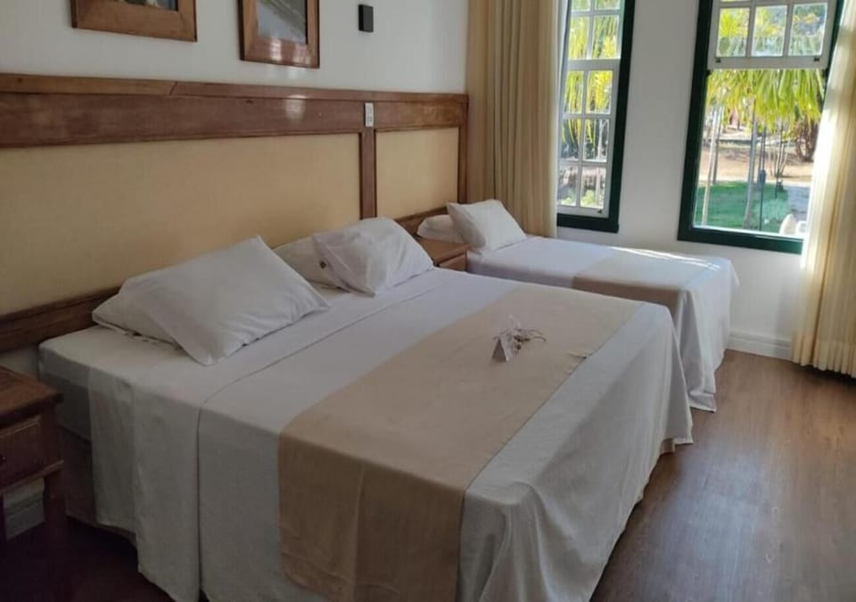 Deluxe Room | Hypo-allergenic bedding available, minibar, in-room safe, desk