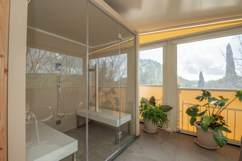 Couples treatment rooms, sauna, hot tub, steam room, Turkish bath
