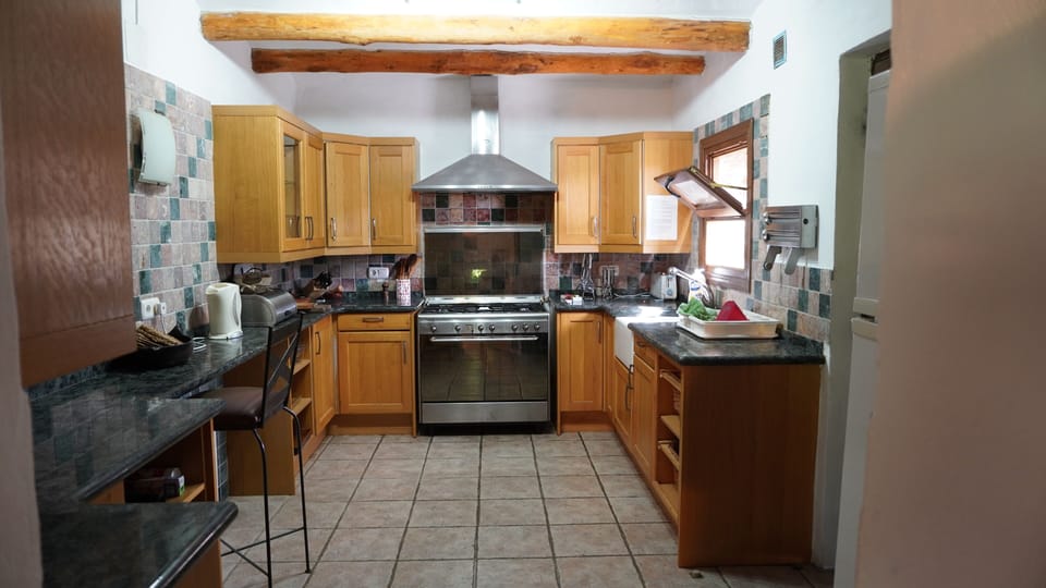 Fully fitted modern kitchen in Almond Cortijo.