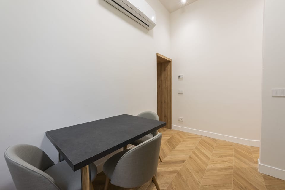 Deluxe Apartment | Private kitchen | Fridge, oven, stovetop, cookware/dishes/utensils