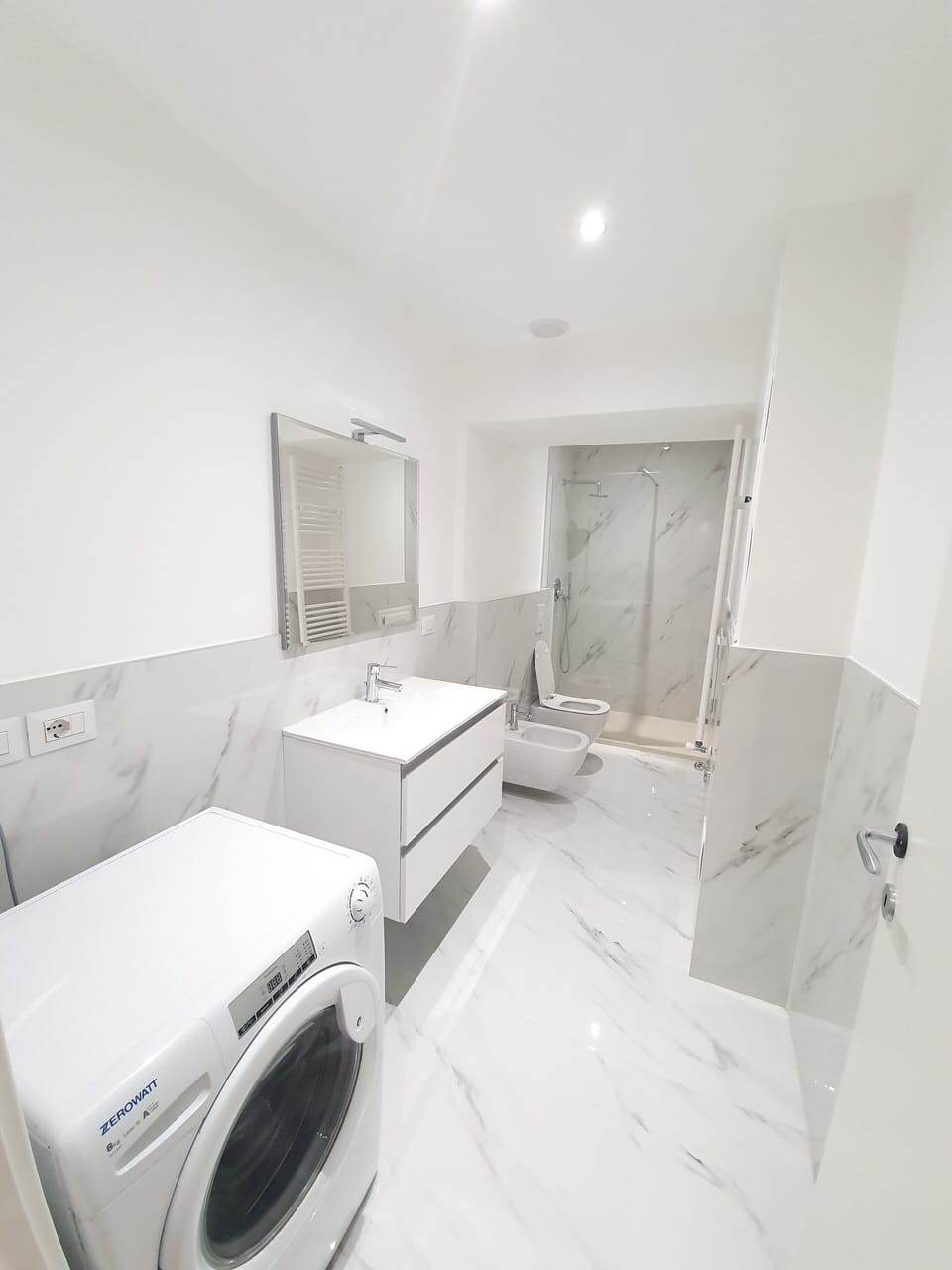 Apartment | Bathroom | Shower, rainfall showerhead, hair dryer, bidet