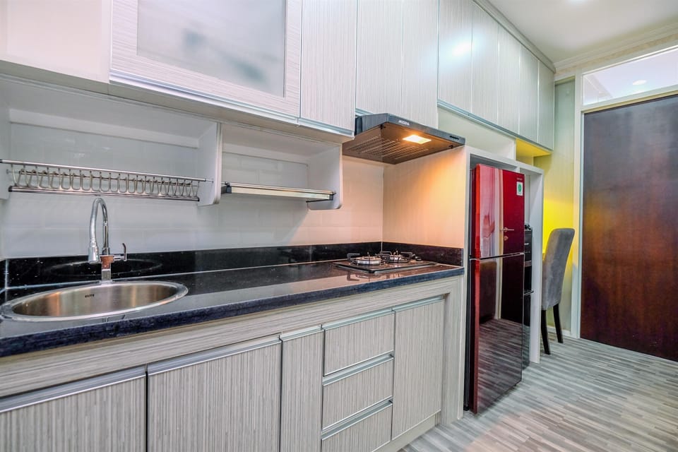 Deluxe Apartment | Private kitchen | Full-size fridge, stovetop, rice cooker, cookware/dishes/utensils