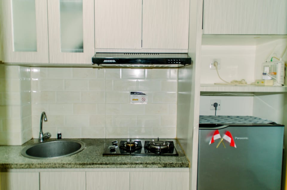 Deluxe Apartment | Private kitchen | Full-size fridge, stovetop, rice cooker