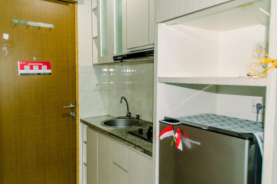 Deluxe Apartment | Private kitchen | Full-size fridge, stovetop, rice cooker