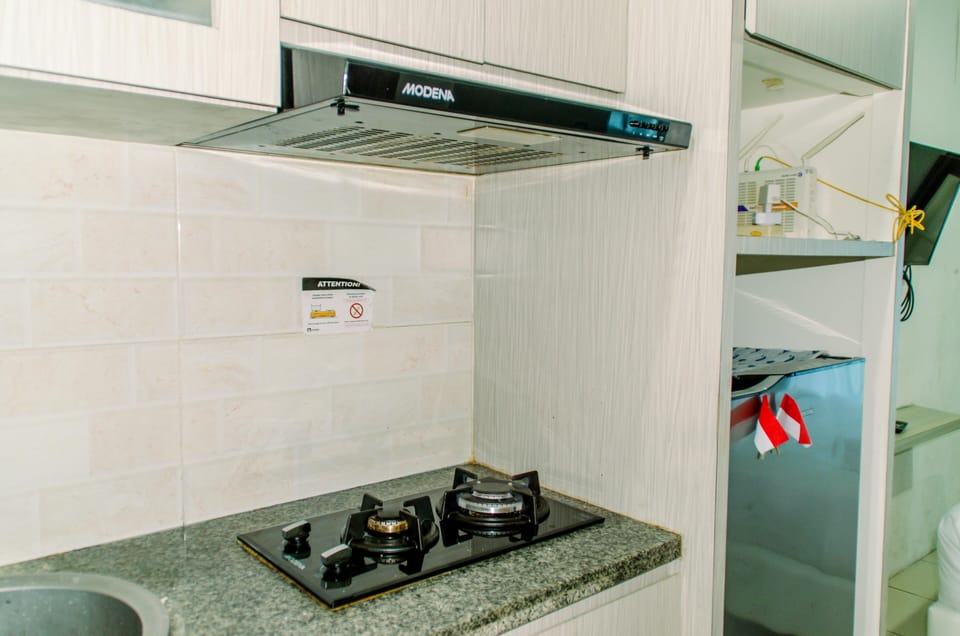 Deluxe Apartment | Private kitchen | Full-size fridge, stovetop, rice cooker