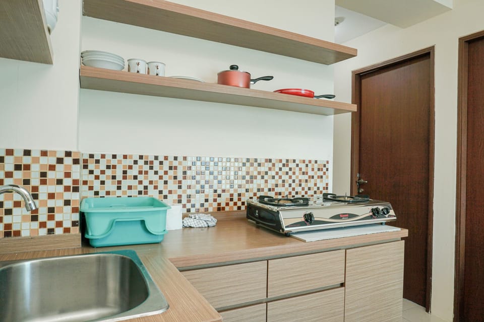 Deluxe Apartment | Private kitchen | Full-size fridge, stovetop, rice cooker, cookware/dishes/utensils