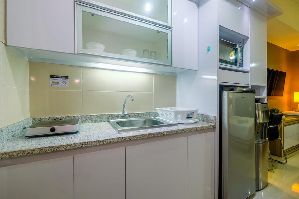 Deluxe Apartment | Private kitchen | Full-size fridge, stovetop, rice cooker, cookware/dishes/utensils