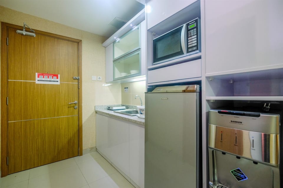 Deluxe Apartment | Private kitchen | Full-size fridge, stovetop, rice cooker, cookware/dishes/utensils