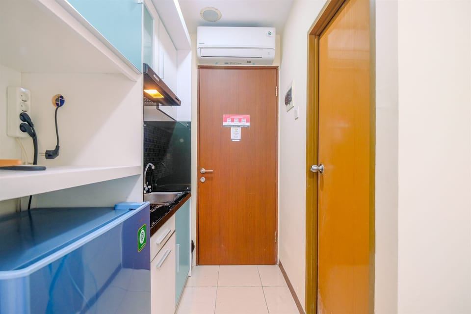 Deluxe Apartment | Private kitchen | Full-size fridge, stovetop, rice cooker, cookware/dishes/utensils