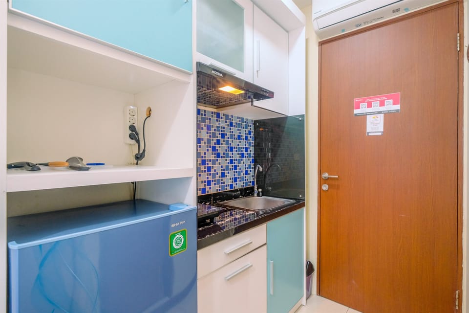 Deluxe Apartment | Private kitchen | Full-size fridge, stovetop, rice cooker, cookware/dishes/utensils