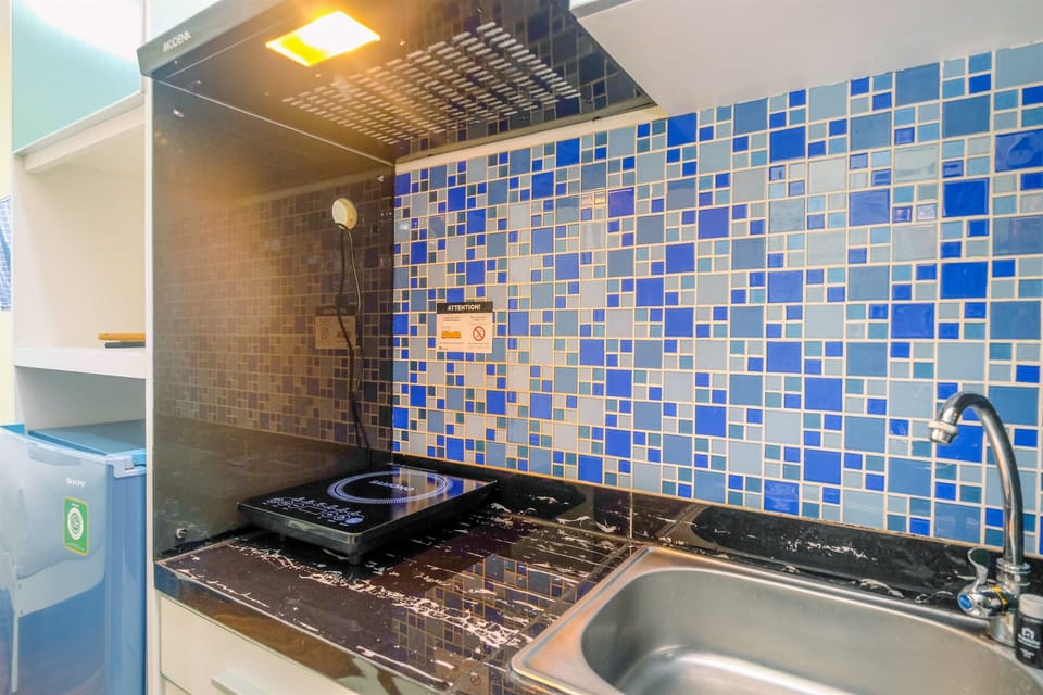 Deluxe Apartment | Private kitchen | Full-size fridge, stovetop, rice cooker, cookware/dishes/utensils