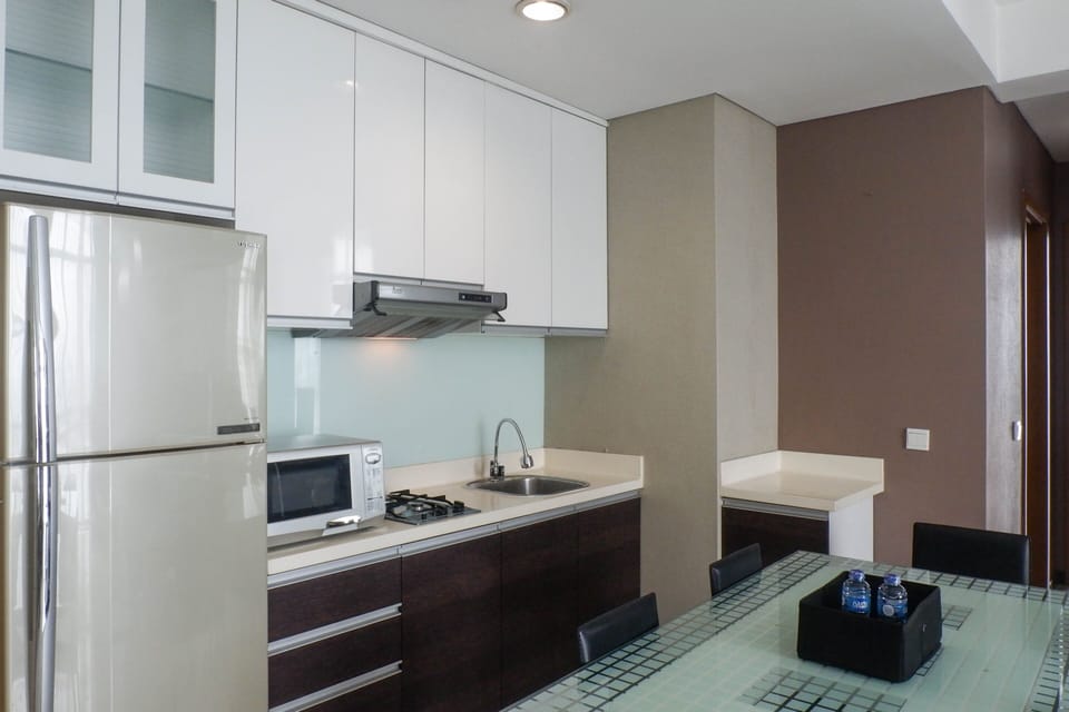 Deluxe Apartment | Private kitchen | Full-size fridge, microwave, stovetop, rice cooker
