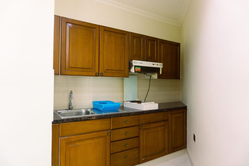 Deluxe Apartment | Private kitchen | Full-size fridge, stovetop, rice cooker, cookware/dishes/utensils