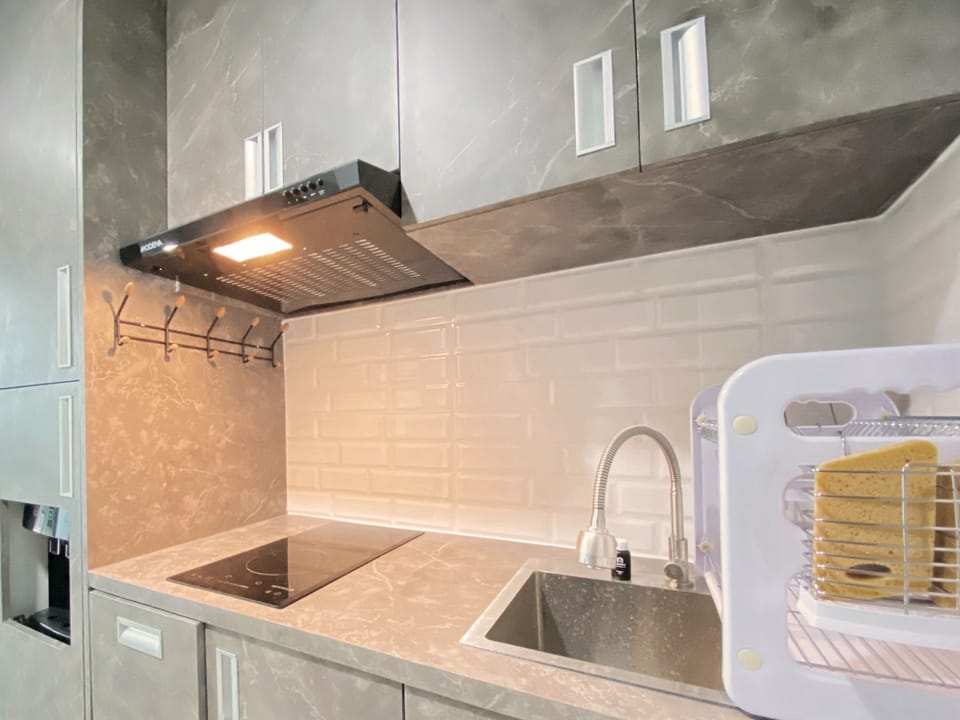 Deluxe Apartment | Private kitchen | Full-size fridge, stovetop, rice cooker, cookware/dishes/utensils
