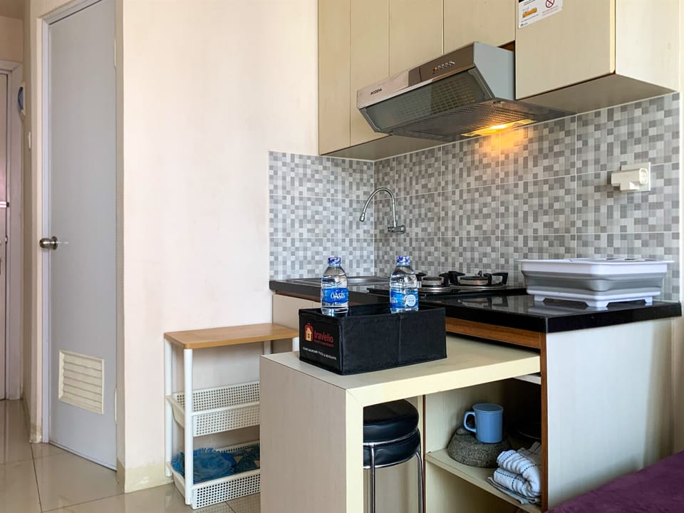 Deluxe Apartment | Private kitchen | Full-size fridge, stovetop, cookware/dishes/utensils
