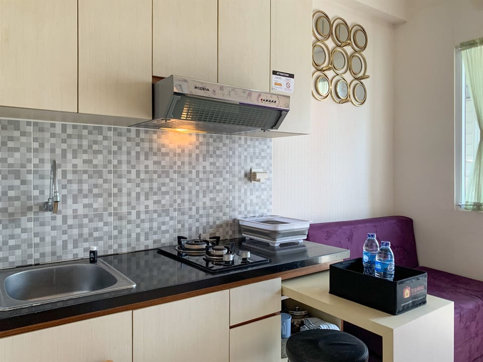 Deluxe Apartment | Private kitchen | Full-size fridge, stovetop, cookware/dishes/utensils