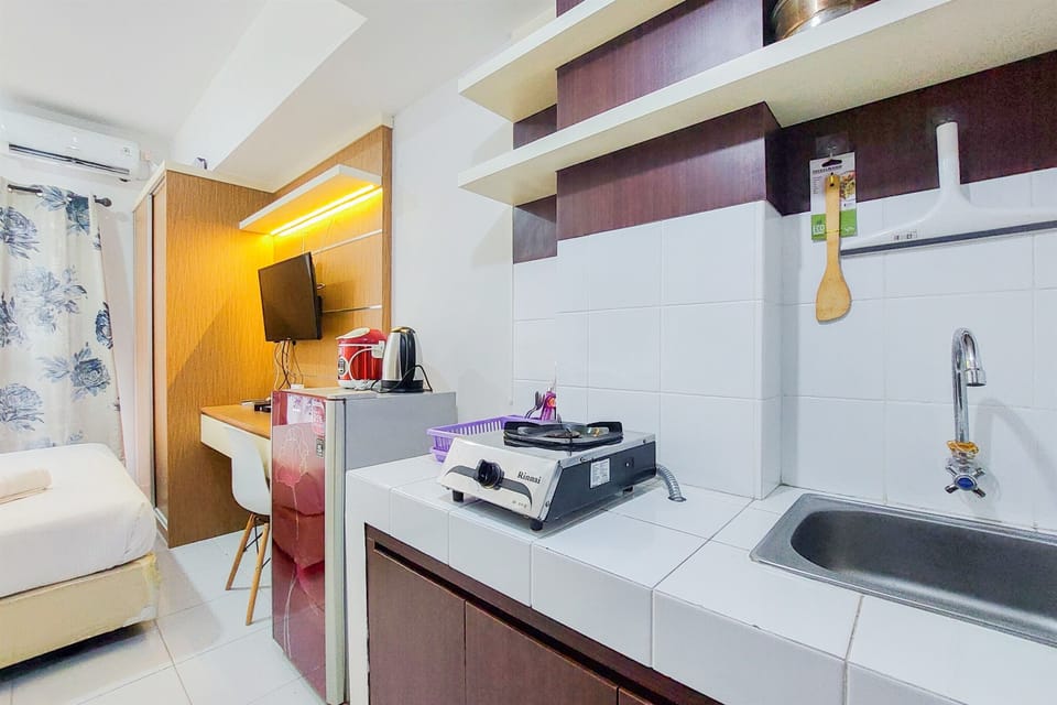 Deluxe Apartment | Private kitchen | Full-size fridge, stovetop