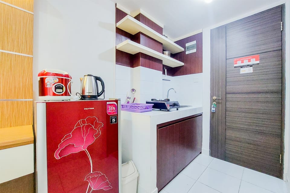 Deluxe Apartment | Private kitchen | Full-size fridge, stovetop