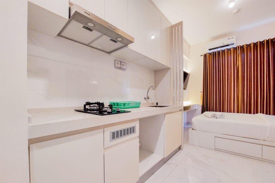Deluxe Apartment | Private kitchen | Full-size fridge, stovetop, rice cooker