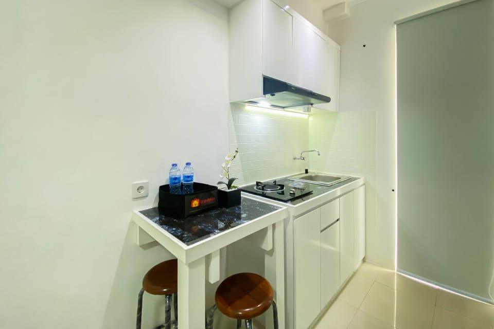 Deluxe Apartment | Private kitchen | Full-size fridge, stovetop, rice cooker