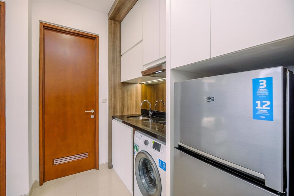 Deluxe Apartment | Private kitchen | Full-size fridge, stovetop, rice cooker, cookware/dishes/utensils
