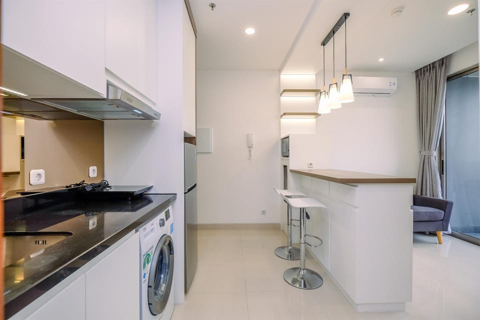 Deluxe Apartment | Private kitchen | Full-size fridge, stovetop, rice cooker, cookware/dishes/utensils