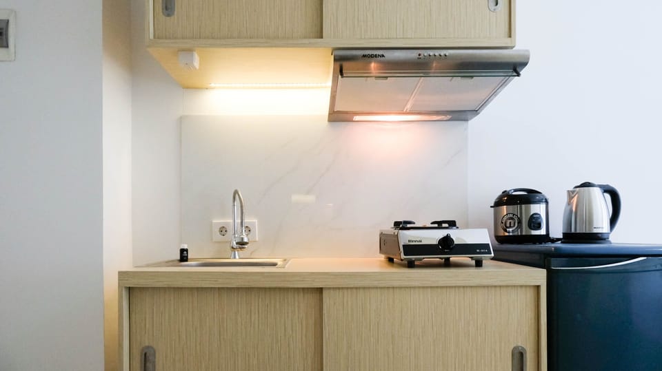 Deluxe Apartment | Private kitchen | Full-size fridge, stovetop, rice cooker, cookware/dishes/utensils