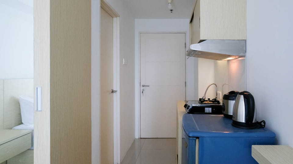 Deluxe Apartment | Private kitchen | Full-size fridge, stovetop, rice cooker, cookware/dishes/utensils