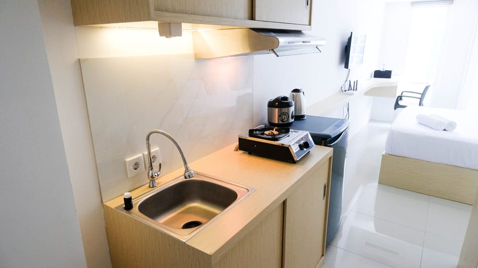 Deluxe Apartment | Private kitchen | Full-size fridge, stovetop, rice cooker, cookware/dishes/utensils